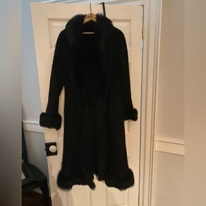 SHEARLING COAT FULLY LINED. BUTTON CLOSURE. SIZE SMALL.